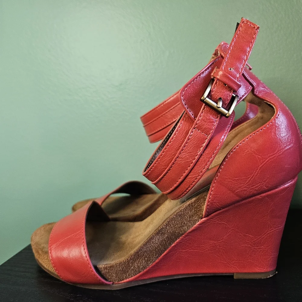 Toetos Pink Faux Leather Wedge Sandals Women's Size 8M